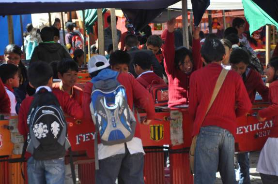 Crianças se divertem na praça da Igreja de La Recoleta, em Sucre - Bolívia